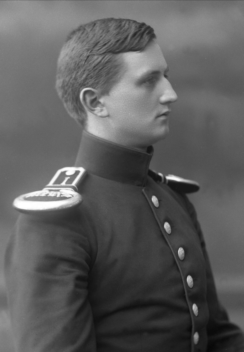 Gustav Borgen, Portrett, mann i kadettuniform.