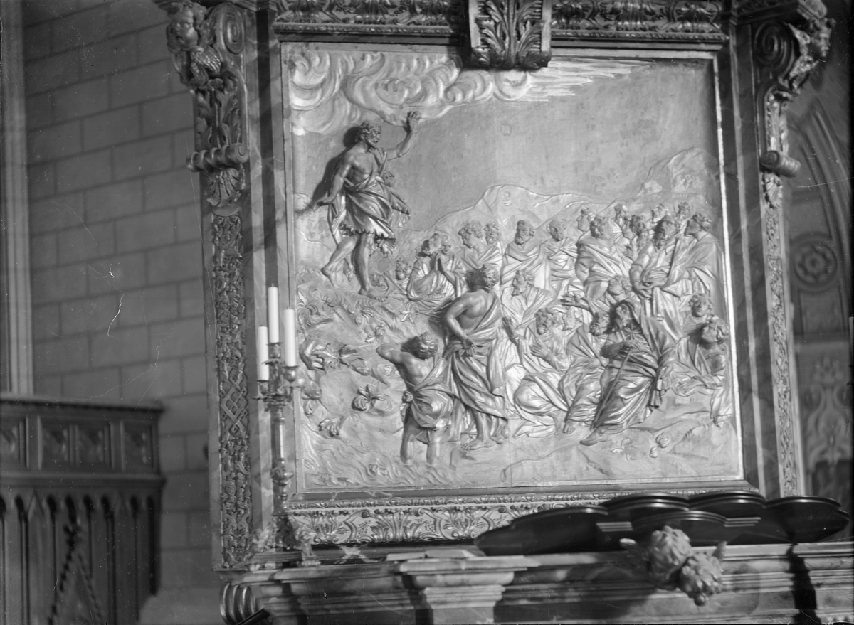 Henri Osti's Fotografiateliér, Relief at the pulpit, Uppsala Cathedral, Uppsala before 1914