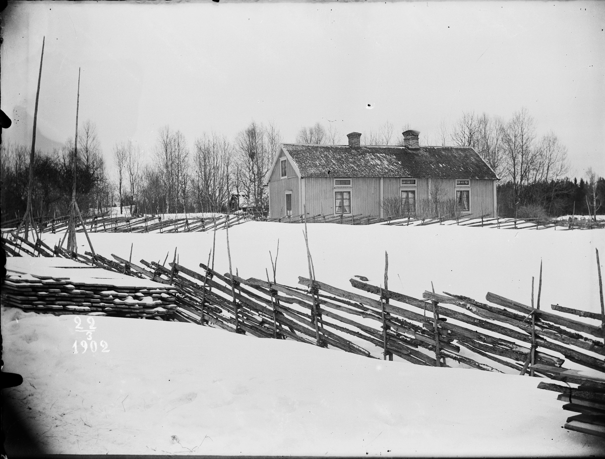 Per Elis Edhlund, Bostadshus med gärdesgård, Tuskö by, Uppland 1902