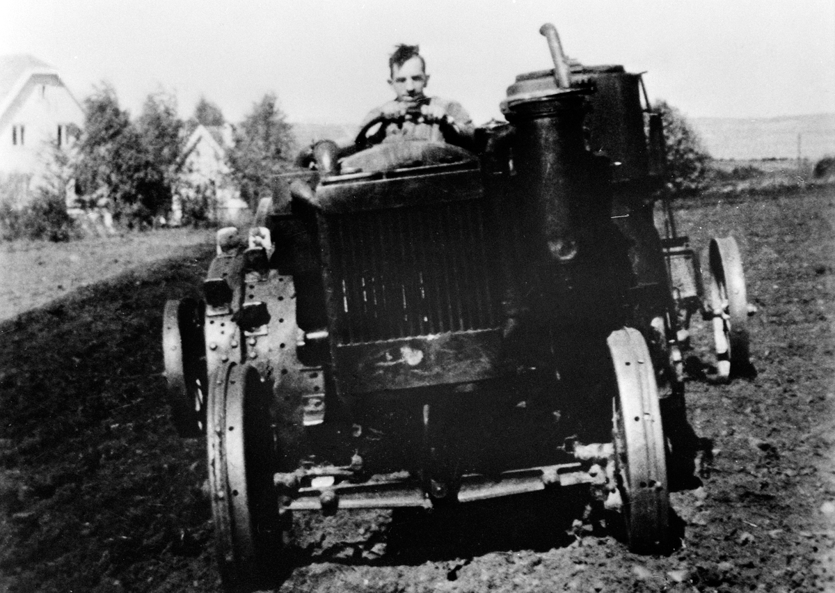 Anno Domkirkeodden, GANERATORTRAKTOR MED KULTIVATOR, PER HUNSTAD KJØRER, ALM NEDRE,