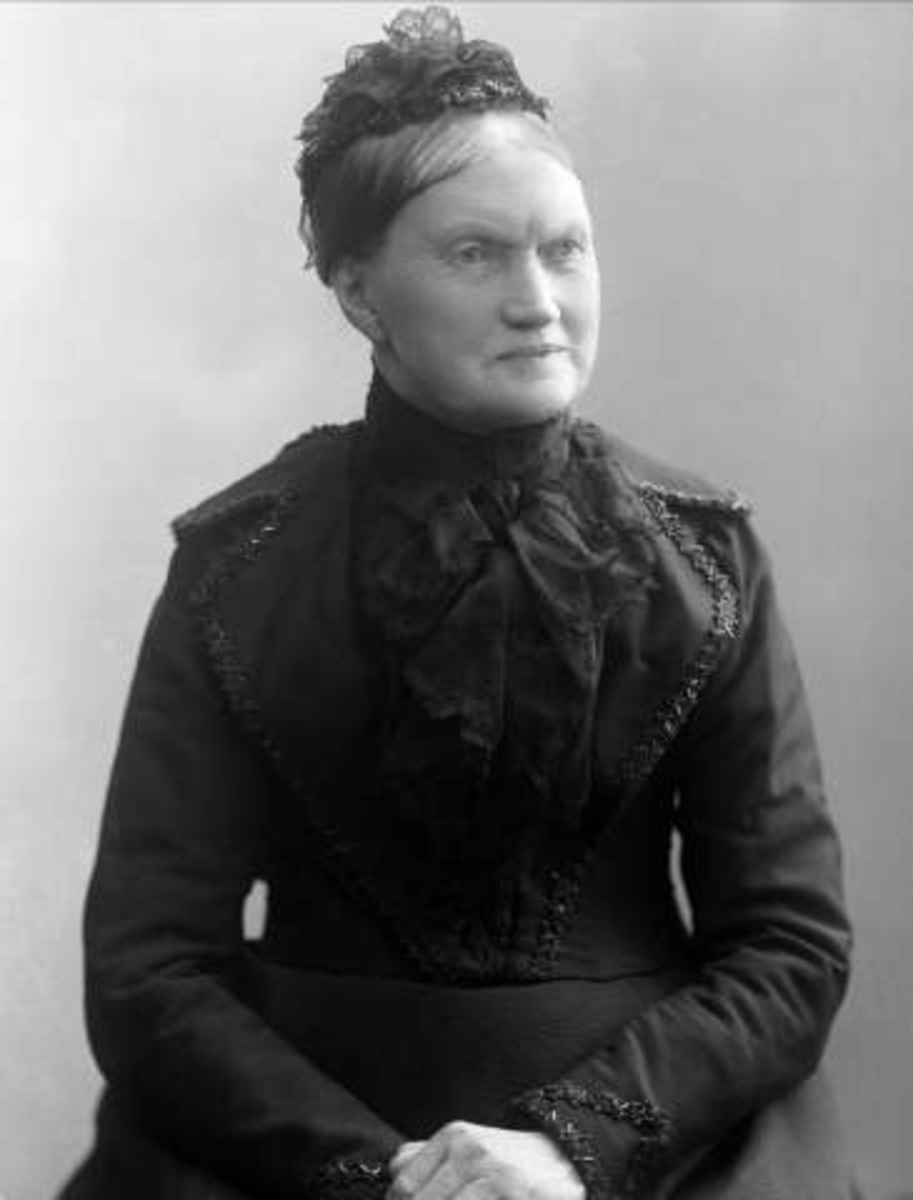 Gustav Borgen, Portrett, eldre kvinne i mørk drakt. Fru Nanna Ørnberg.