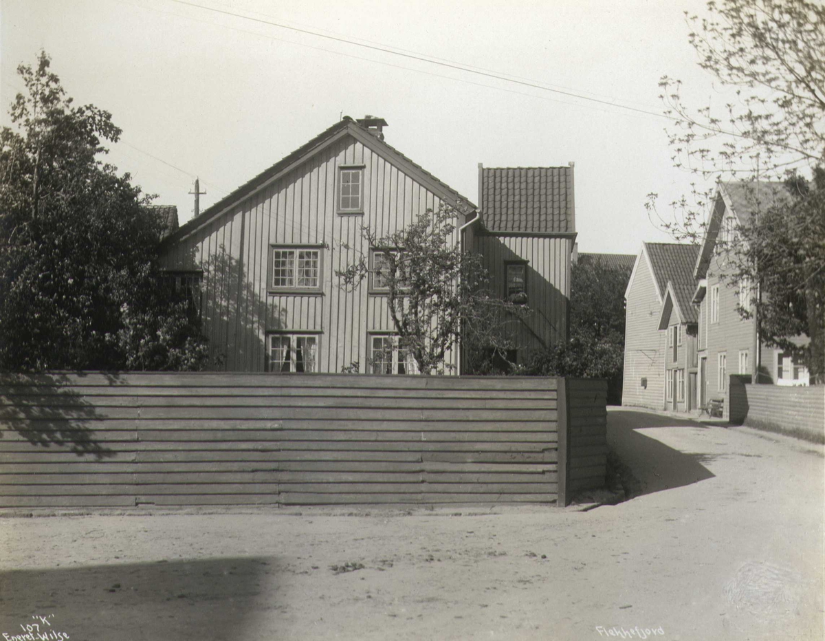 Anders Beer Wilse, Gateparti med fru Thea Beers hus, Flekkefjord, Vest-Agder. Fotografert 1912.