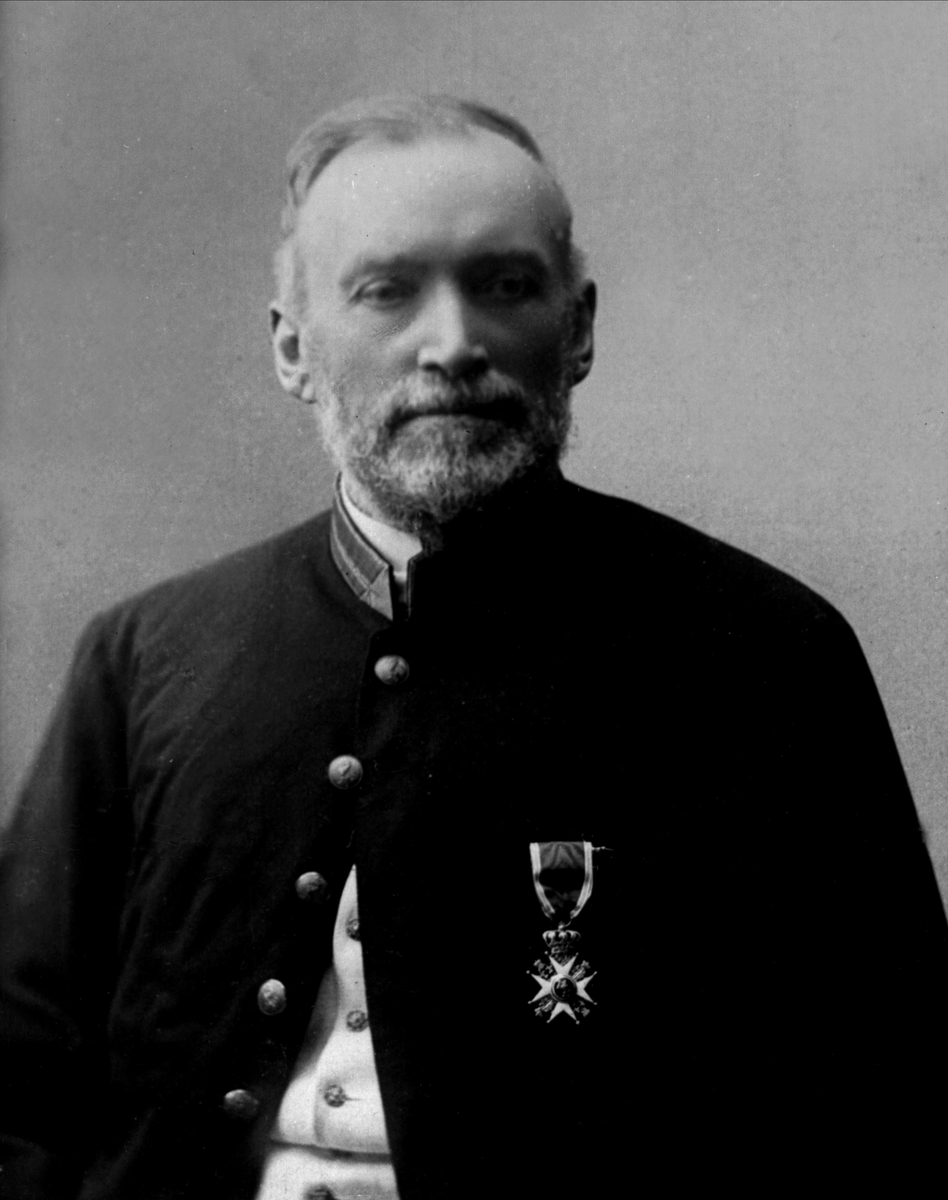 Gustav Borgen, Avfotografering. Portrett av sorenskriver Rolfsen i uniform.