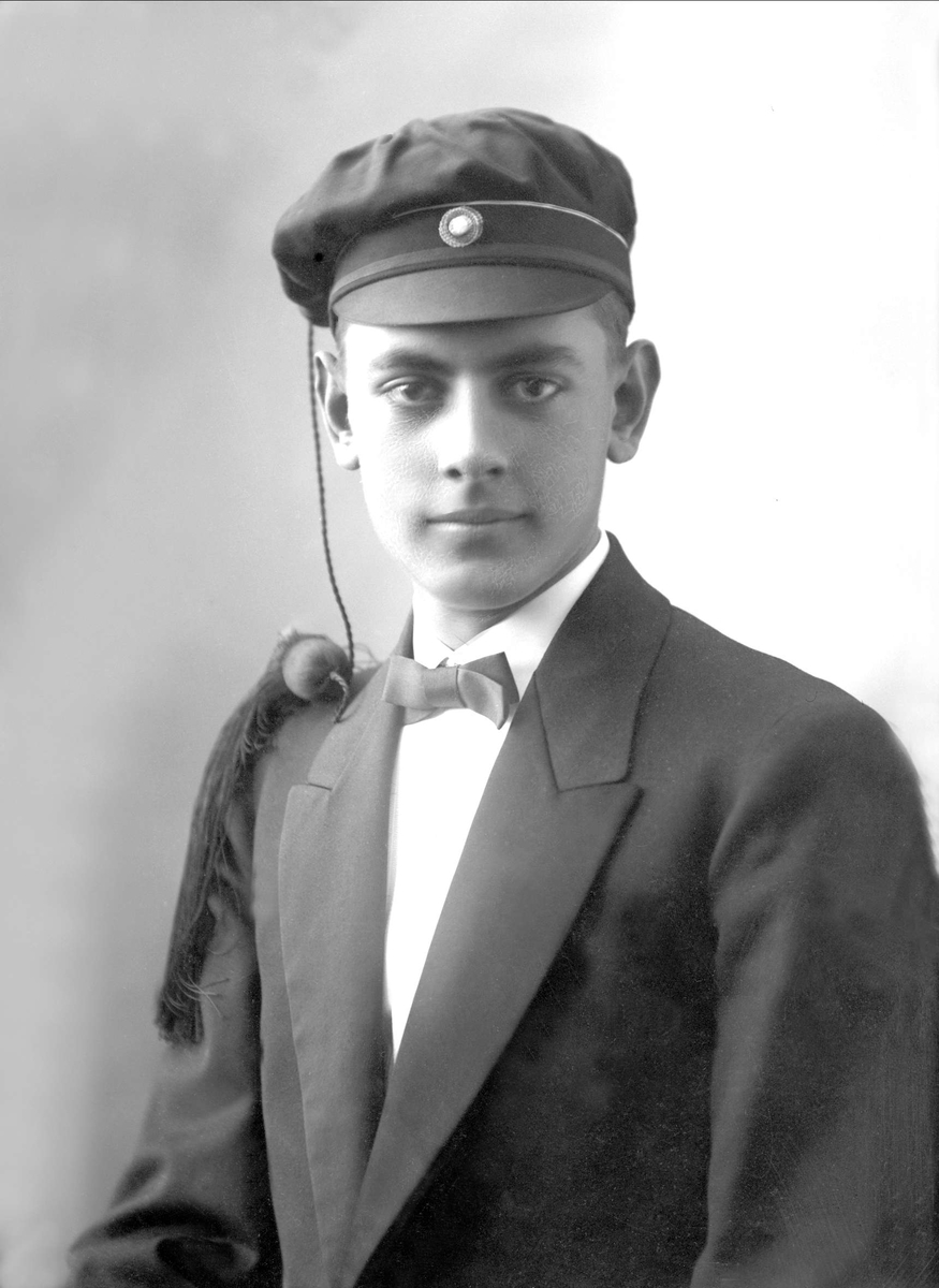 Gustav Borgen, Portrett, mann med studentlue. Theodor Skullerud.