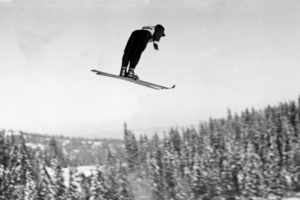 Anno Domkirkeodden, Skihopper Kaare Walberg i svevet, hopper 54,5 meter i Furubergbakken, Furnes, Ringsaker.