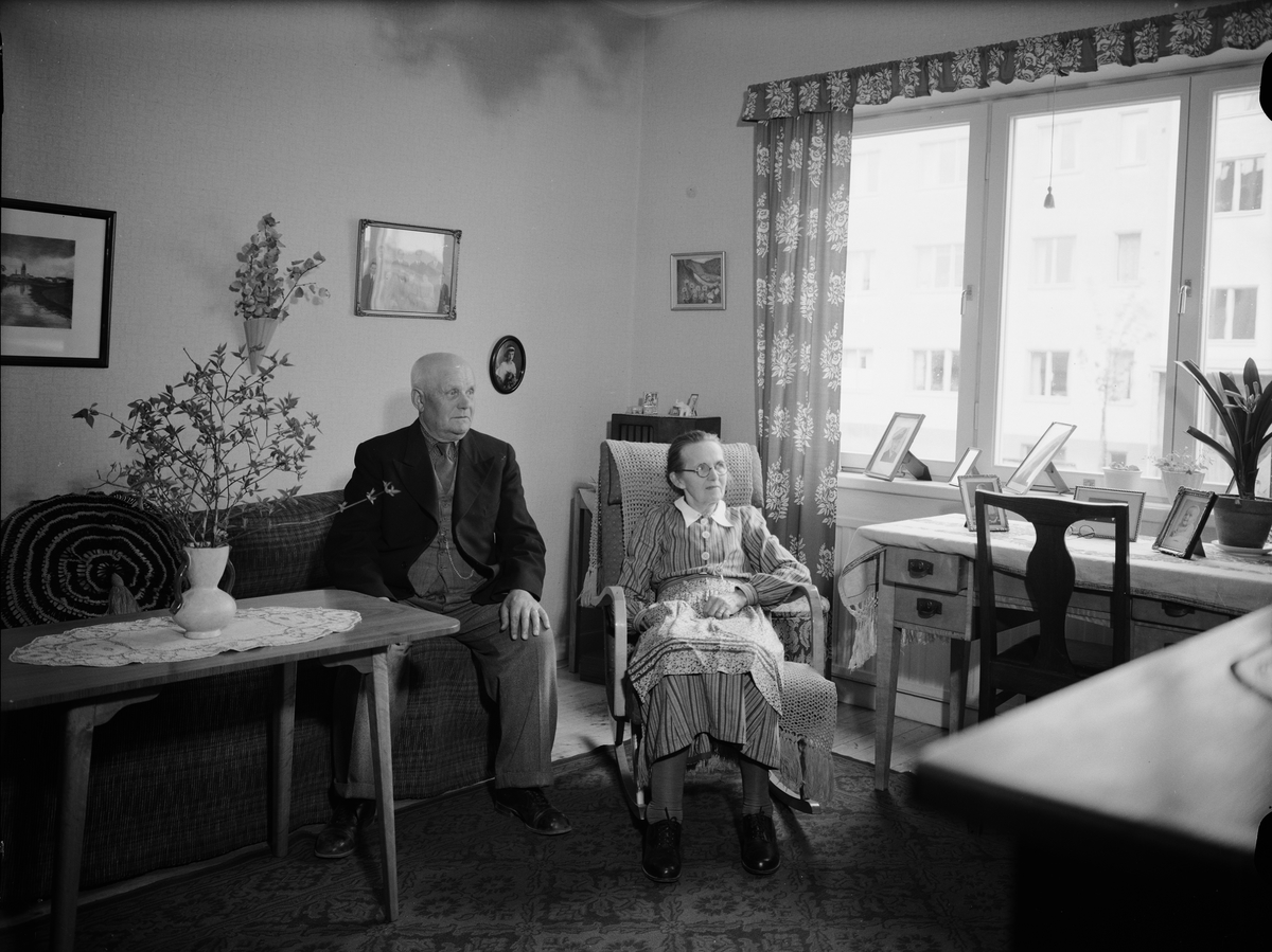 Paul Sandberg, Äldre kvinna och man, sannolikt i Uppsala maj 1947