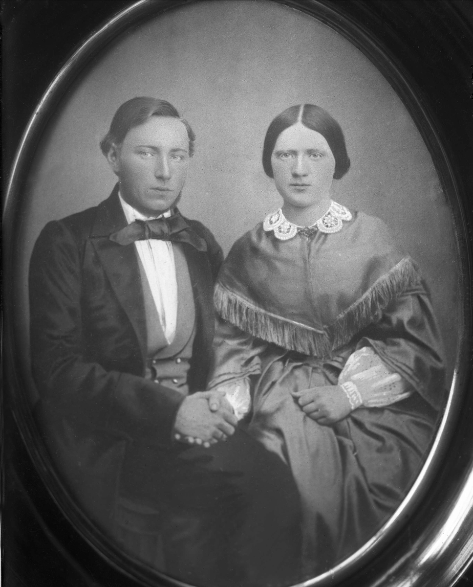 Gustav Borgen, Avfotografering. Gruppe, ungt ektepar. Daguerreotypi(?)
