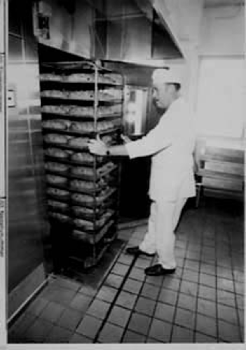 Anno Domkirkeodden, INTERIØR: KJØKKENET, SANDERUD SYKEHUS, BAKER ARNE JOHANSEN SETTER JULEKAKER I STEKOVNEN, HJELLUM,