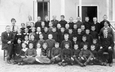 Anno Domkirkeodden, Skolebilde Brovold skole. (Kan dette være 5. og 4. klasse i storskola? 10-12 år gamle) Gruppe elever og lærere. Skolebilde. Navn. 1 Jenny Johansen, 2. Astrid Bergersen, 3. Emma Jørgensen, 4. Ester Bronken (f.1905), 5. Martin Larsen, 6. Rudolf Andresen, 7. Magne Holst (f.1904), 8. Asbjørn Finstadsve…