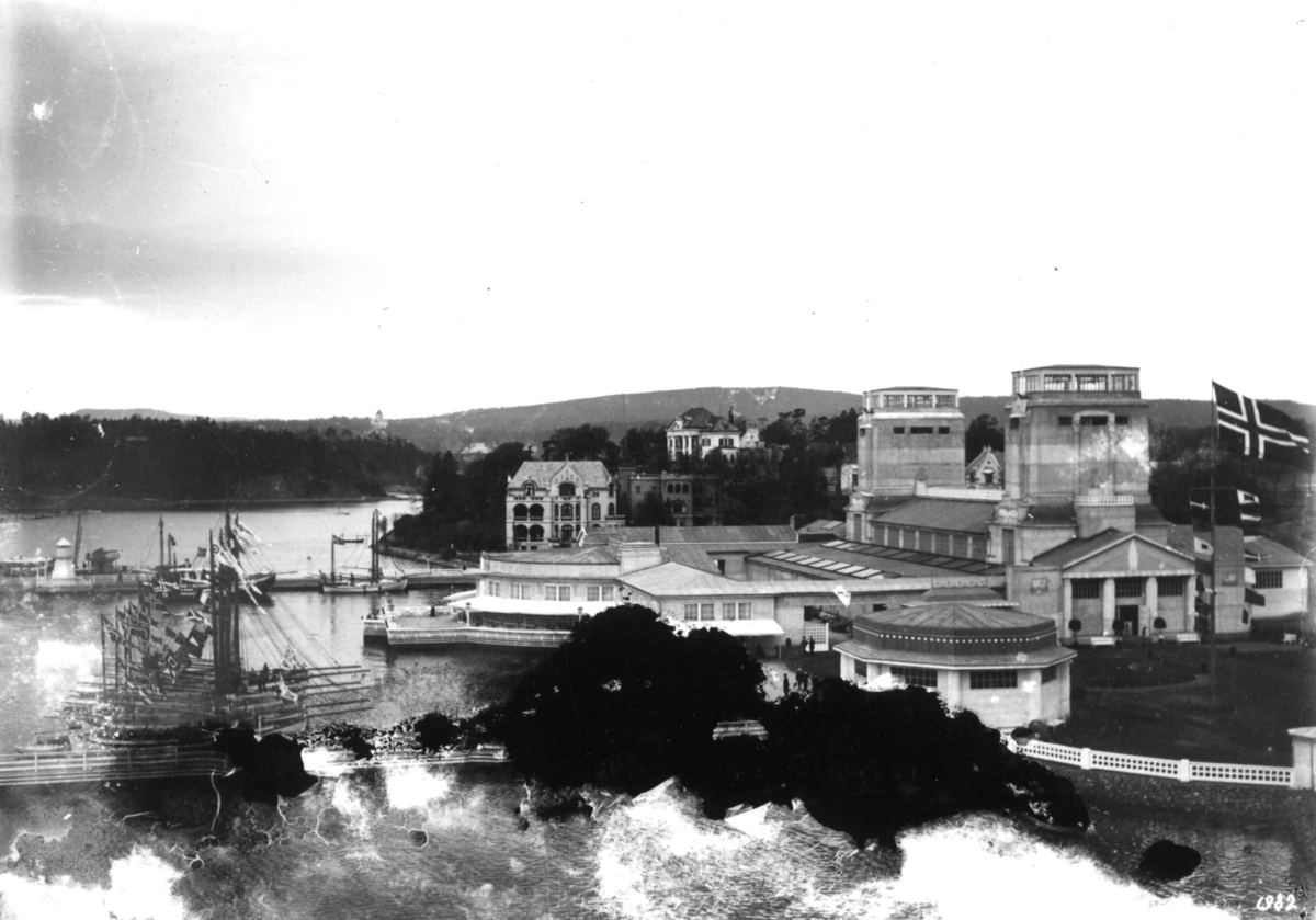 Hermann Christian Neupert, Jubileumsutstillingen på Frogner, Oslo, 1914. Oversiktsbilde. Fra den maritime avdelingen på Skarpsno. Redningsskøyter for anker. Bebyggelse i bakgrunnen.