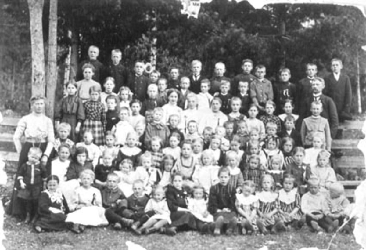 Anno Domkirkeodden, GRUPPE: 88 SKOLEELEVER, ALLE KLASSETRINN, TIL VENSTRE: LÆRER OLGA HESTNES, TIL HØYRE: LÆRER HANS GUTHUS, STENBY SKOLE, ESPA,