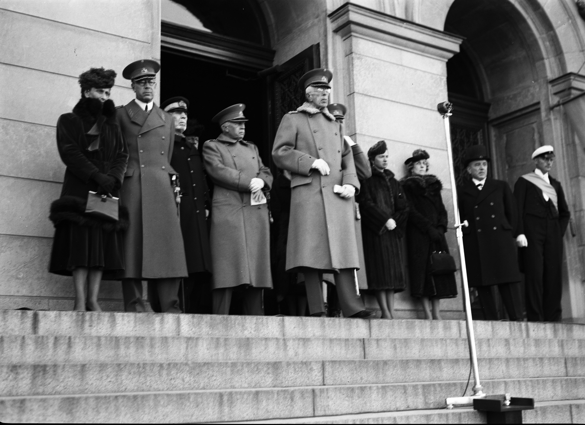Paul Sandberg, The Royal House receives courtship from Uppsala Studentkår on the University House steps - Crown Princess Louise, Crown Prince Gustav Adolf, King Gustav V, Prince Eugen, Prince Carl, Princess Sibylla, Princess Ingeborg and Rector magnificus Thore Engströmer