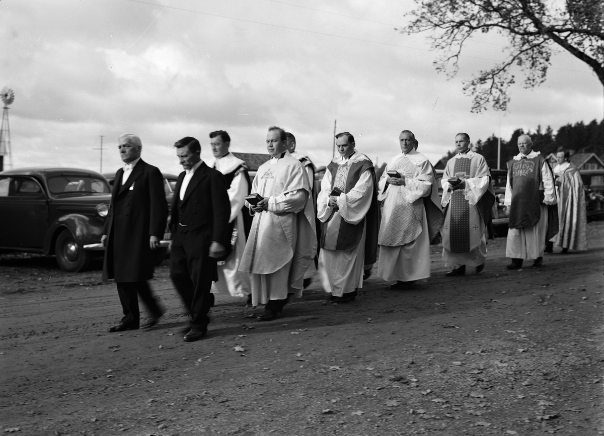 Paul Sandberg, Procession av kyrkvärdar och präster vid Alunda kyrkas återinvigning