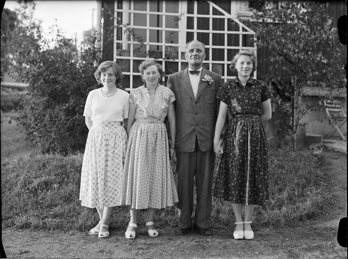 Paul Sandberg, Familj i trädgården, Uppland 1950
