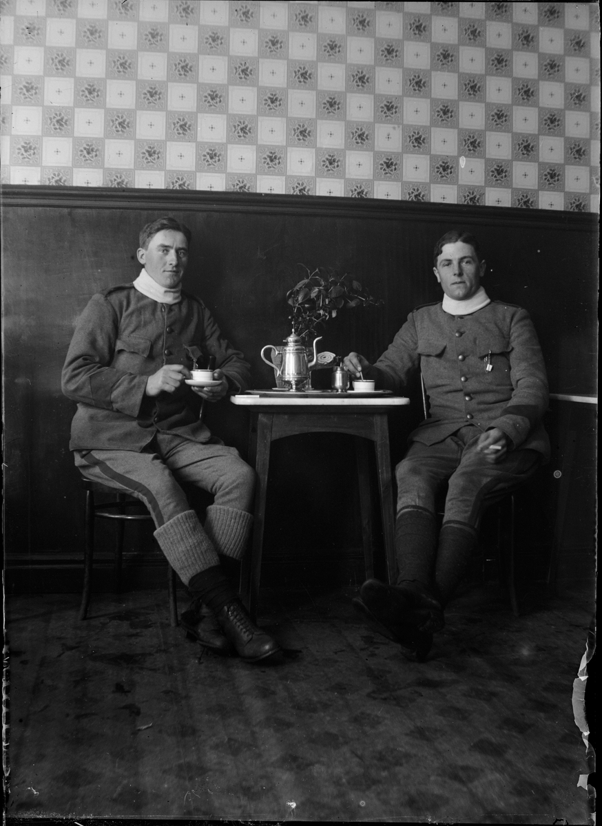 Skötsner-Edhlund, Män i uniform vid kaffebordet, Sverige