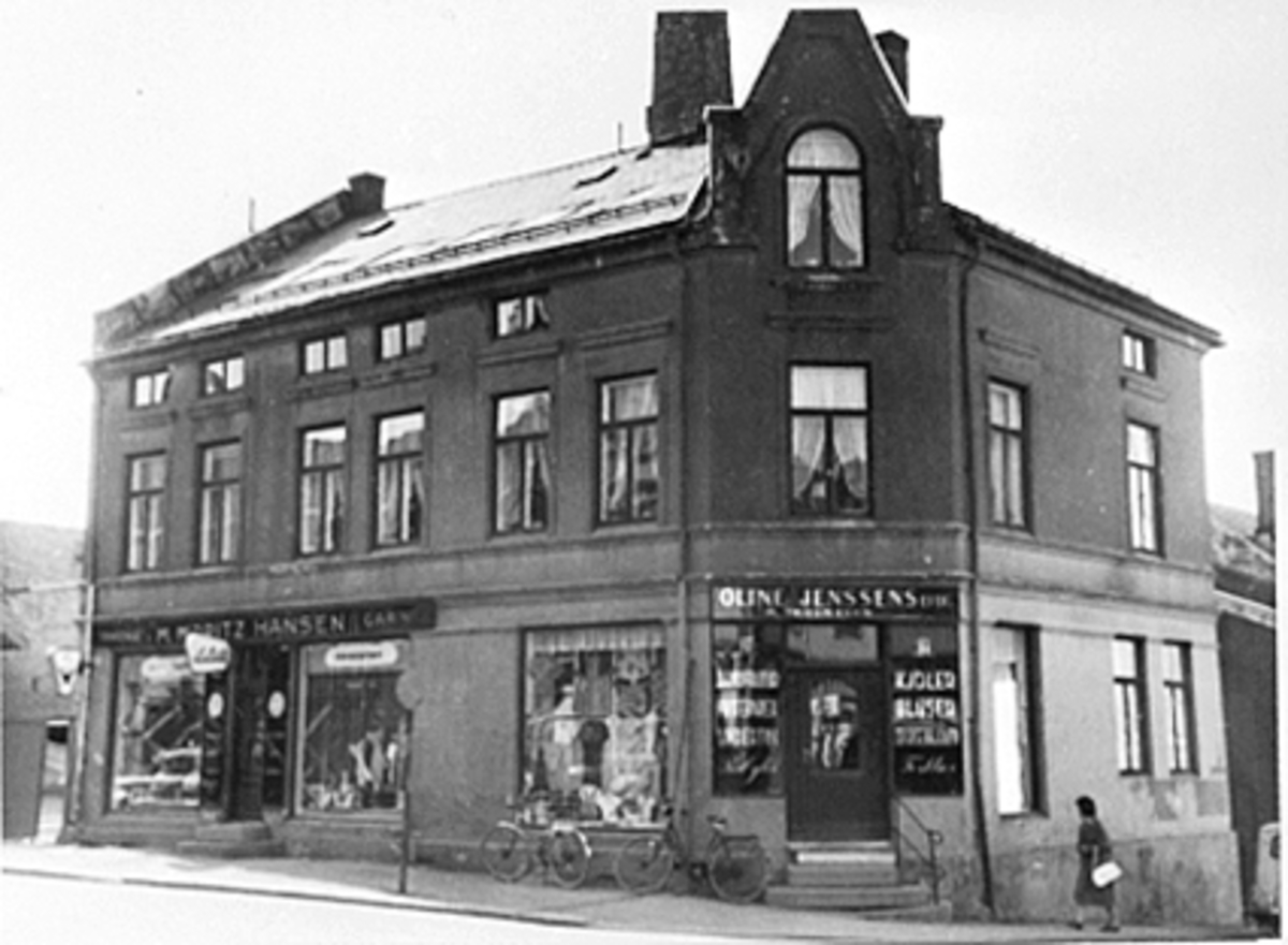 Anno Domkirkeodden, EKSTERIØR TORGGATA 76, TORGGATA/BEKKEGATA, OLINE JENSENS EFTF. BUTIKKEN TIL VENSTRE ER M. MORITZ HANSEN TRIKOTASJE OG TIL HØYRE OLINE JENSSEN EFTF. , INNEHAVER M. TRONDSEN. I 1981 LIGGER BUTIKKEN TIL M. & T. ANDERSEN HER.