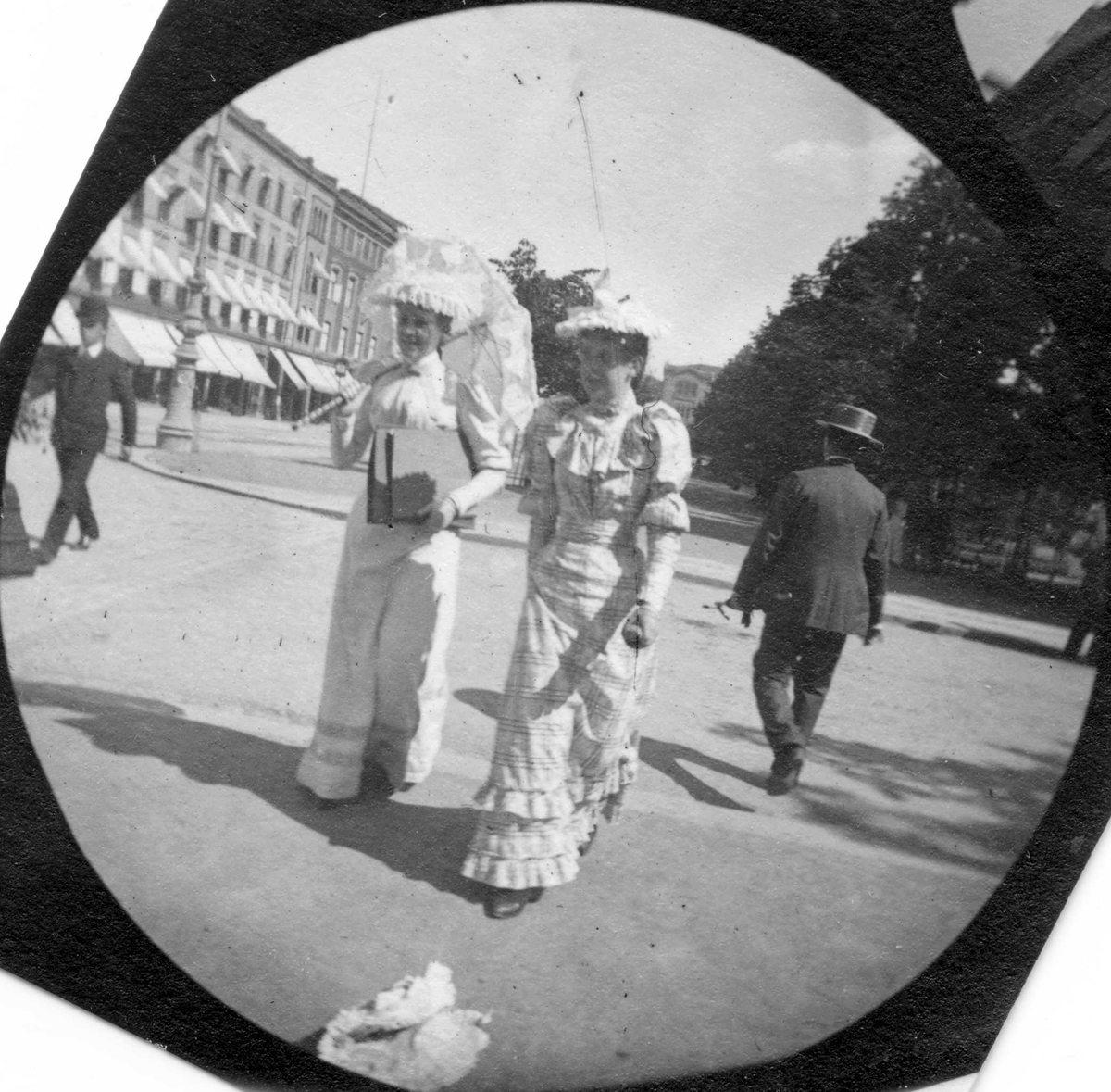 Fredrik Carl Mülertz Størmer, To damer spaserer langs Karl Johans gate, Oslo. Frk. Nandrup til høyre.