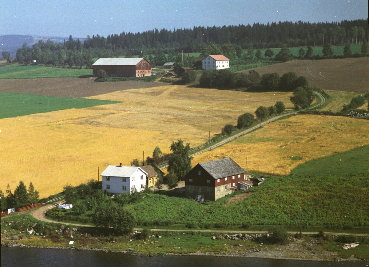 Widerøes Flyveselskap A/S, Flyfoto, Støa, Heggenhaugen gard i bakgrunn, Gaupen, Ringsaker.
