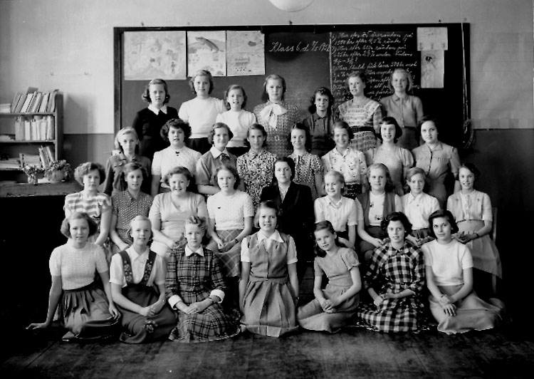Sven Lindskog, Vasaskolan, classroom interior, 30 girls with teacher Miss Ingegerd Gustafsson. Class 6d, Room 24.