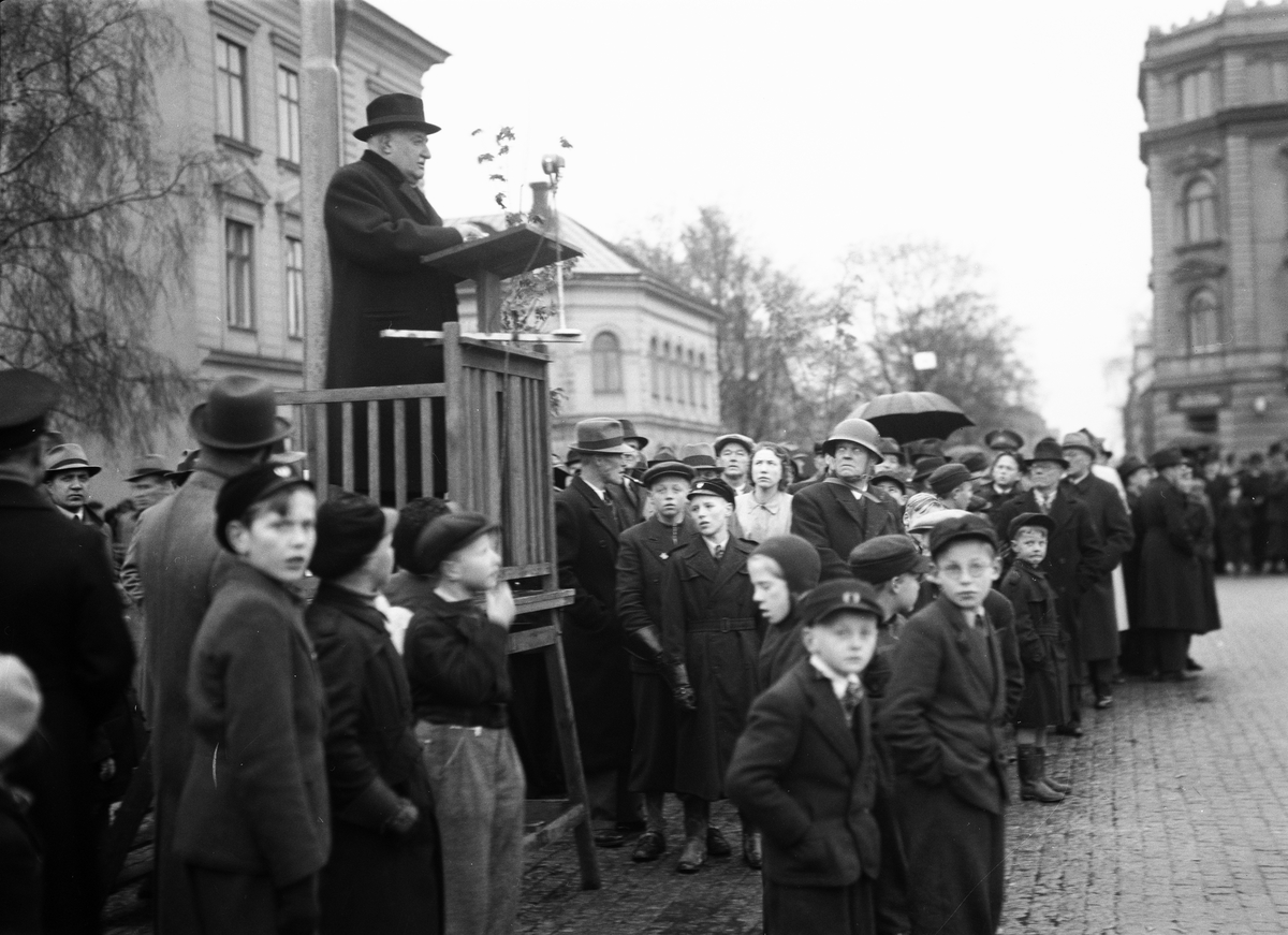 Paul Sandberg, "Överraskningsmoment satte beredskapsavdelningarna på hårda prov" - "stadsfullmäktiges ordförande chefredaktör Axel Johansson avtackar luftskyddets ledning och personal", Vaksala torg, Uppsala 1941