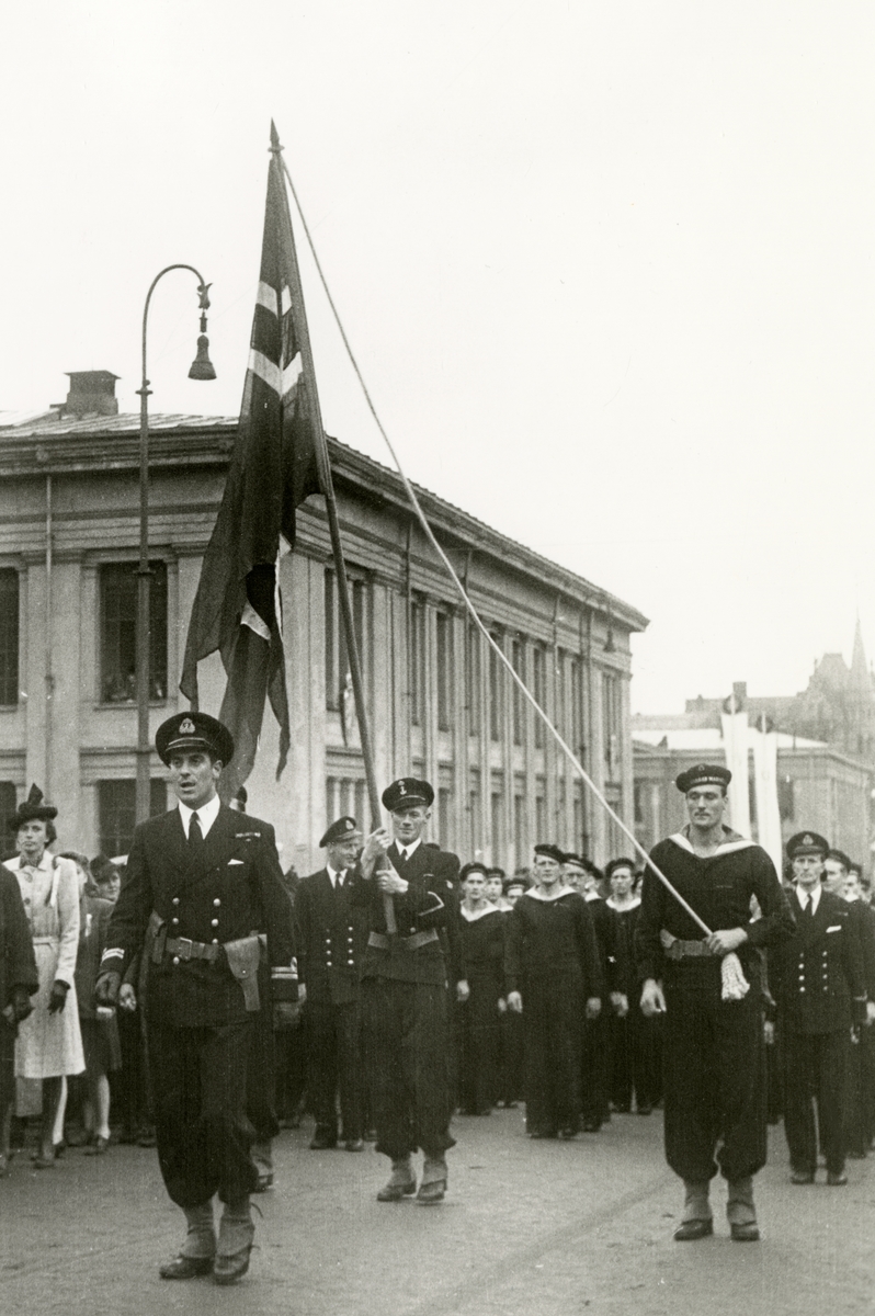 Anders Beer Wilse, Fra Oslo under fredsdagene i 1945.Marinen marsjerer opp Karl Johans gate.Universitetet i bakgrunnen