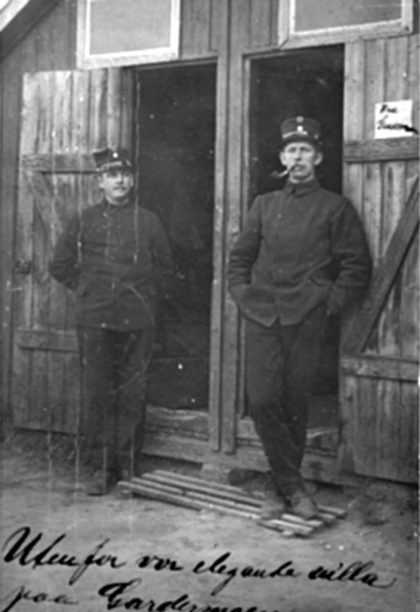 Anno Domkirkeodden, GRUPPE 2 MENN I UNIFORM PÅ GARDERMOEN, FRA VENSTRE: ALBERT WINDHOEL OG JOHANNES HANSEN, VALDRESMARSJEN