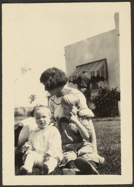 Louis Fleckenstein, [Florence with Two Children on Lawn]