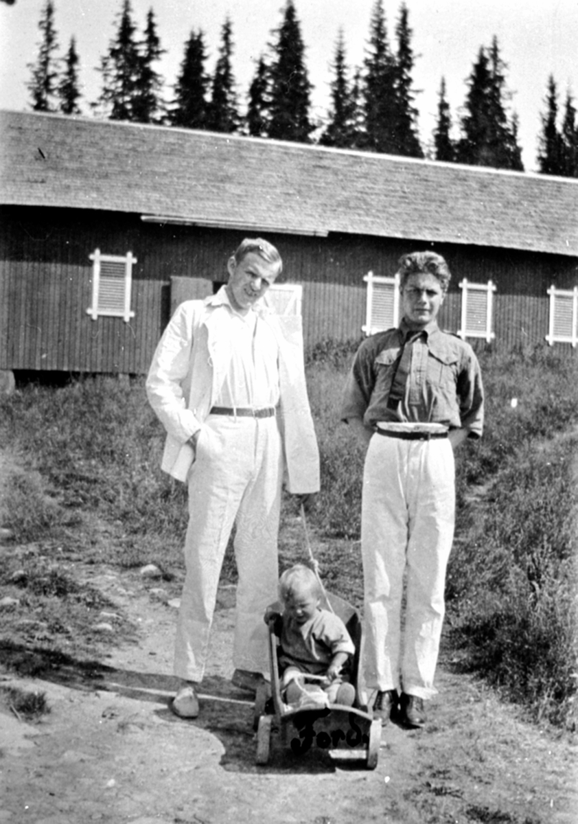 Anno Domkirkeodden, Olav Løken og ukjent med Margrethe Løken i en Ford lekebil på Harkerud gård, Mesnalia, Ringsaker.