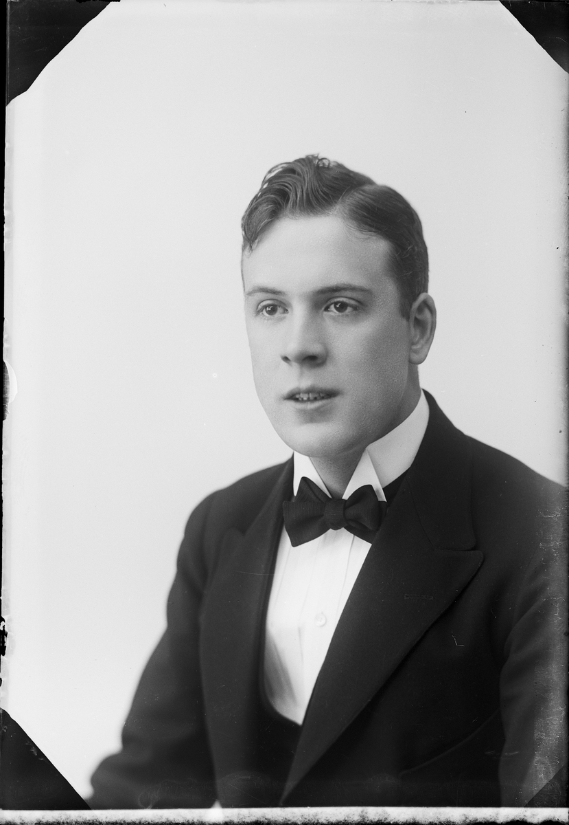 Skötsner-Edhlund, Ateljé portrait - Olsson from Gimo, Skäfthammar parish Uppland 1921