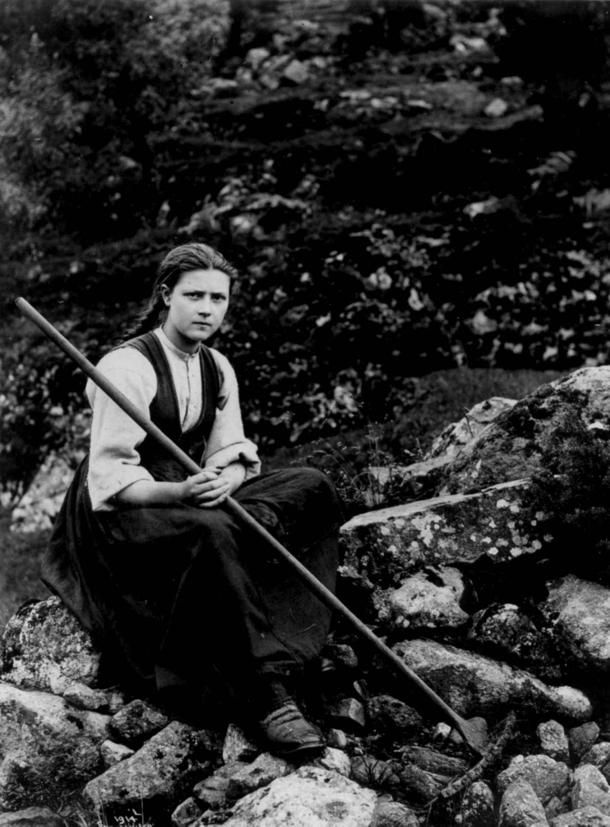 Axel Lindahl, Kvinnedrakt, Hordaland