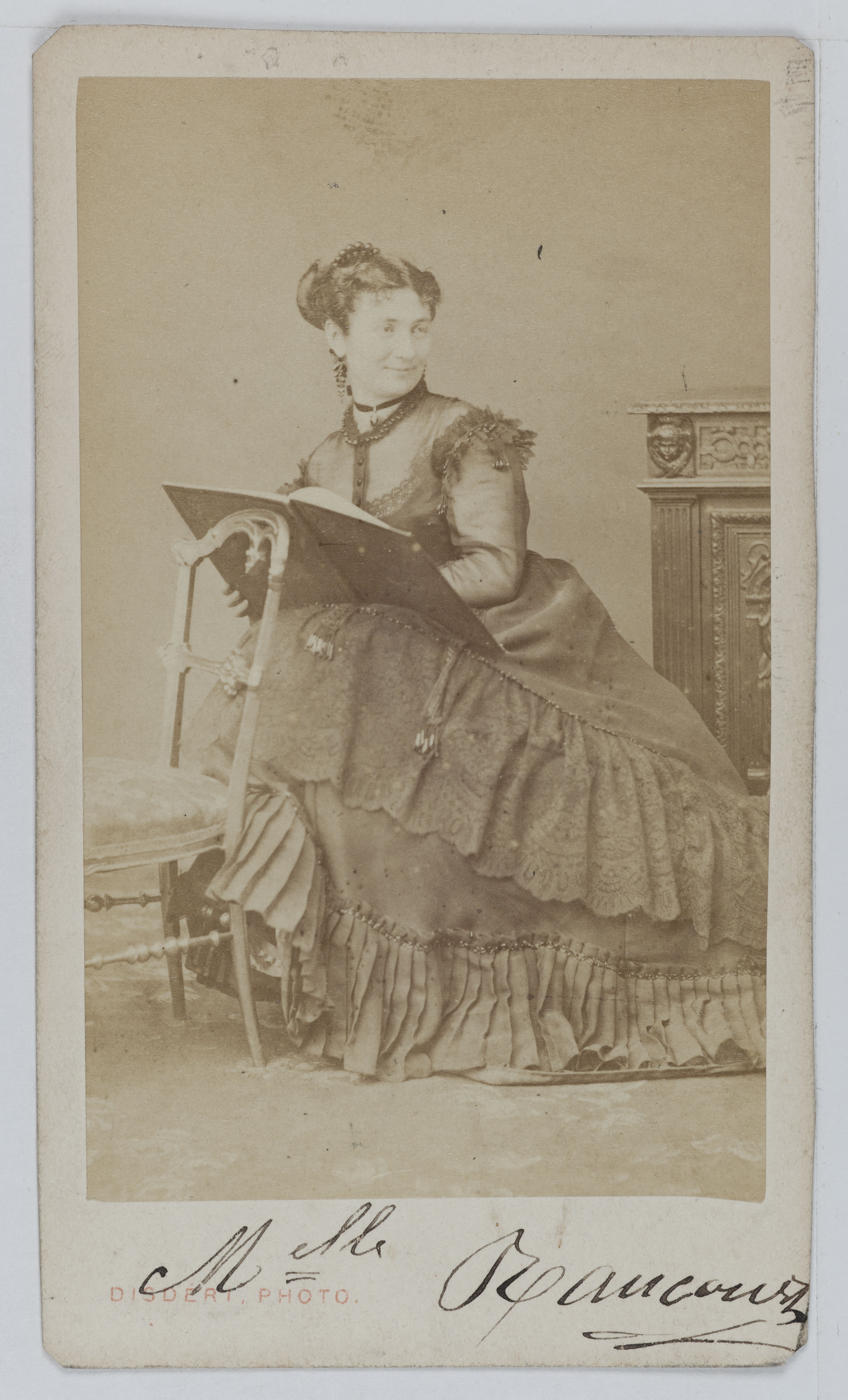 André-Adolphe-Eugène Disdéri, Portrait de Mademoiselle Bouchené, dite Mademoiselle Raucourt, sœur de Baron et actrice de théâtre entre 1862 et 1875.