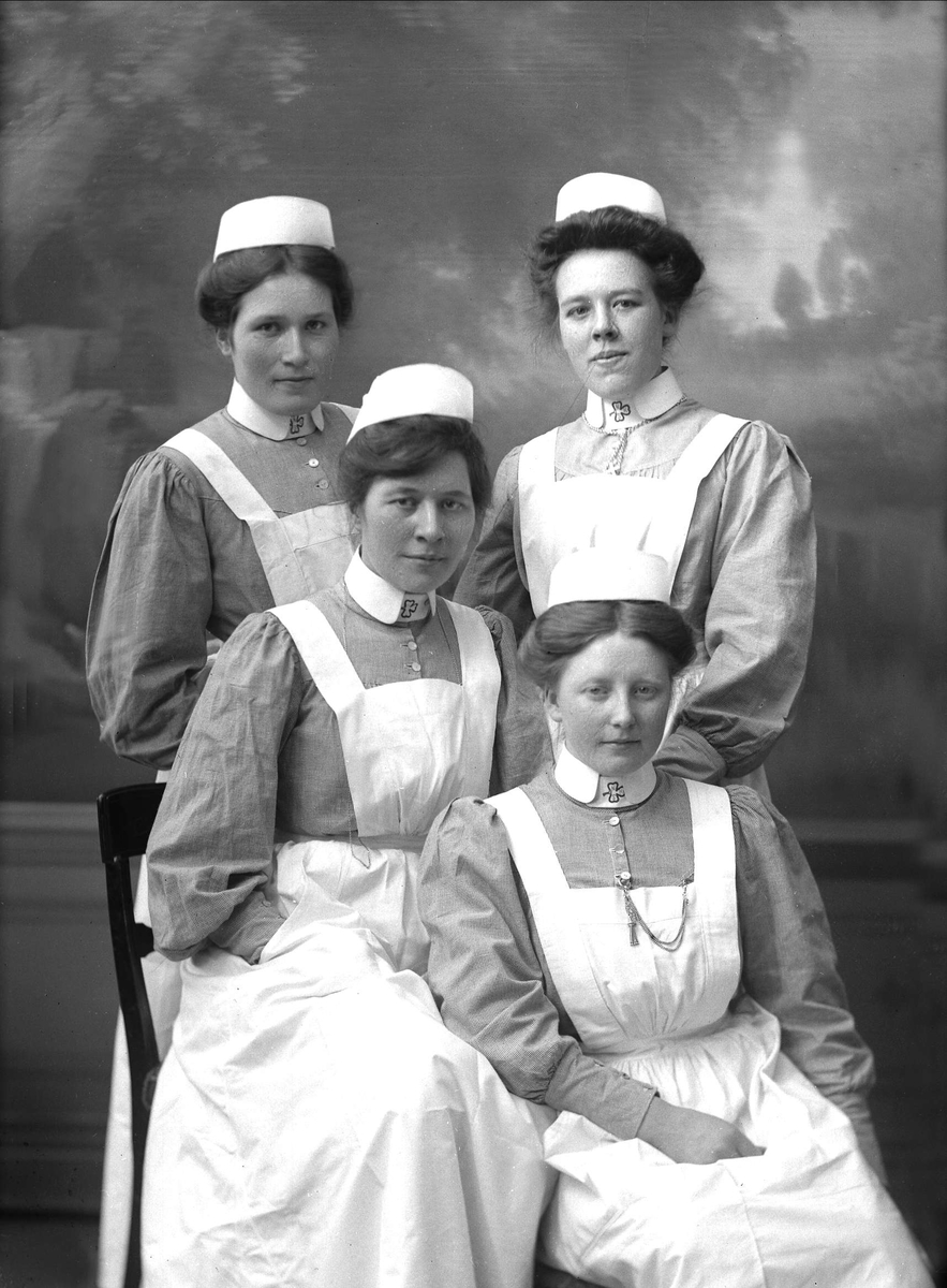 Gustav Borgen, Gruppeportrett, fire sykepleiere. Søster Ragnhild Helgemoe.
