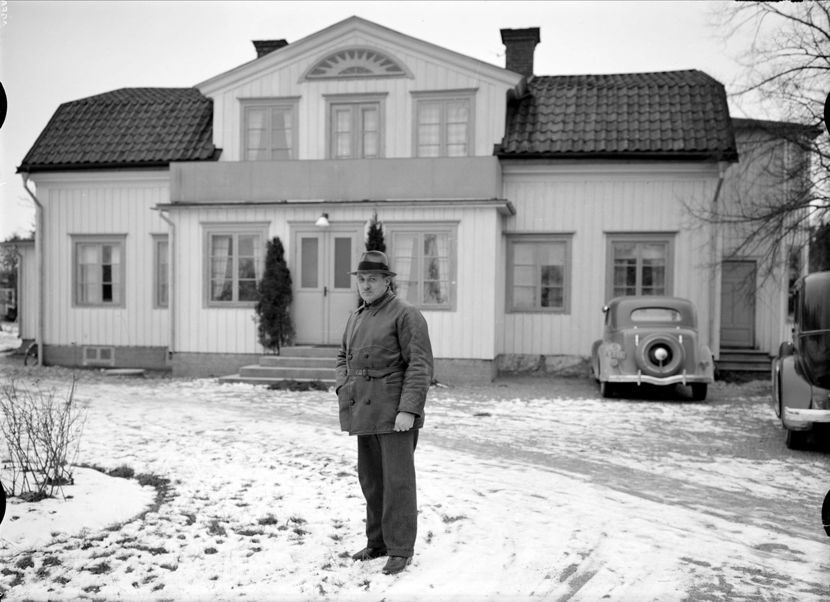 Paul Sandberg, "Rationell planering av jordbrukets ekonomibyggnader ett tidens krav" - lantbrukare Carl Efraim Andersson framför huvudbyggnaden, Högby gård, Nysätra socken, Uppland 1937
