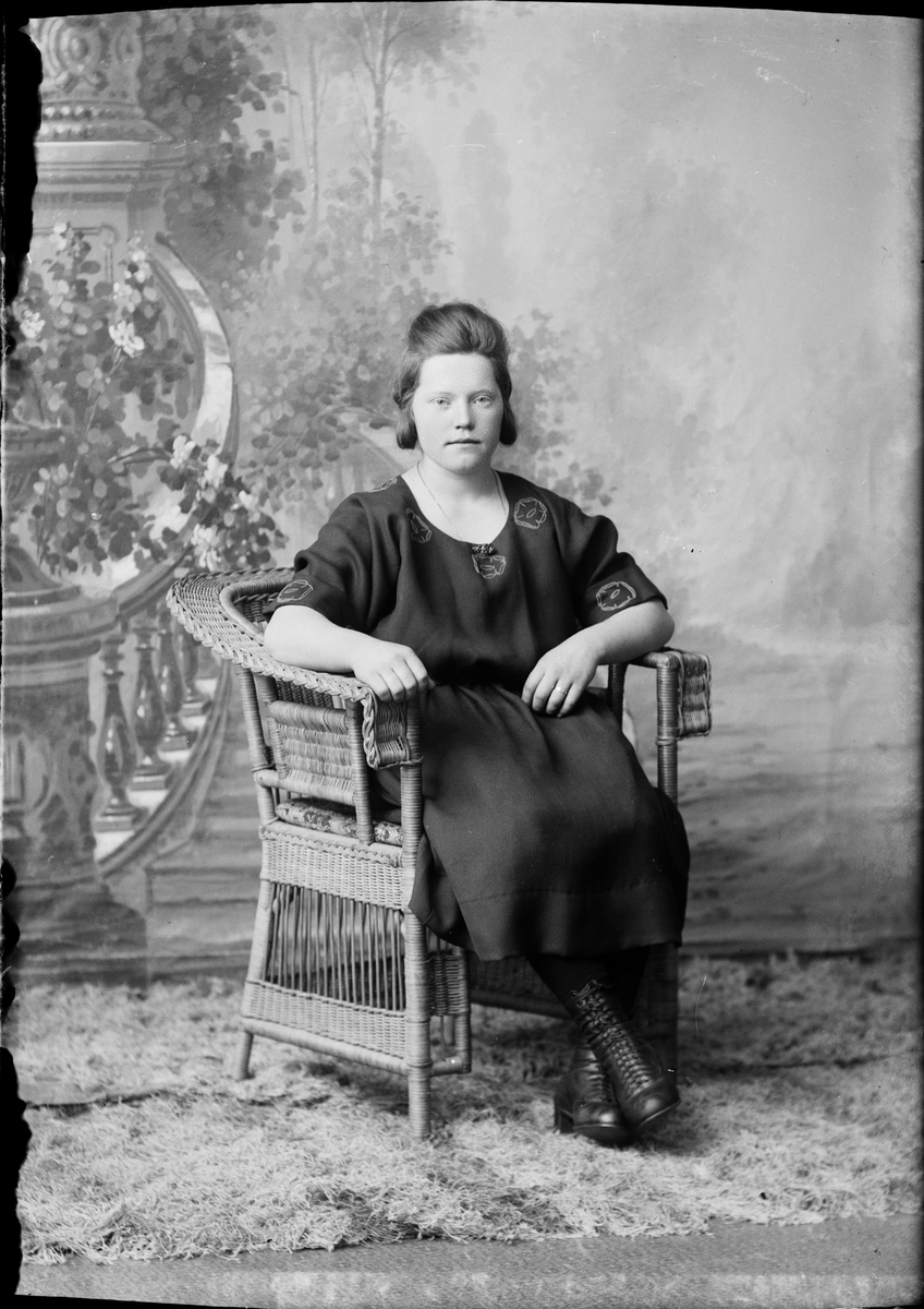Skötsner-Edhlund, Ateljéporträtt - Bertha Mattsson från Nuttö, Börstil socken, Uppland 1924