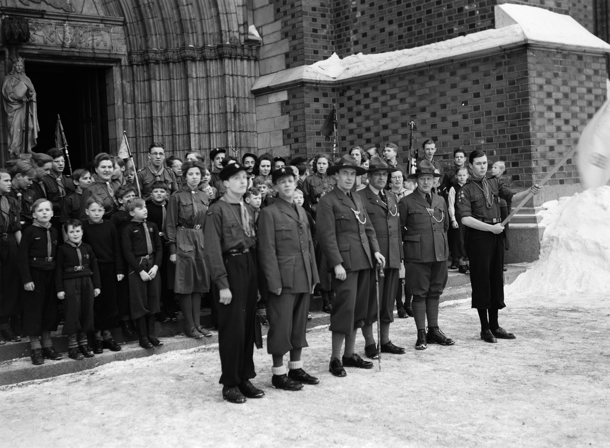 Paul Sandberg, Scouter utanför Uppsala domkyrka 1942