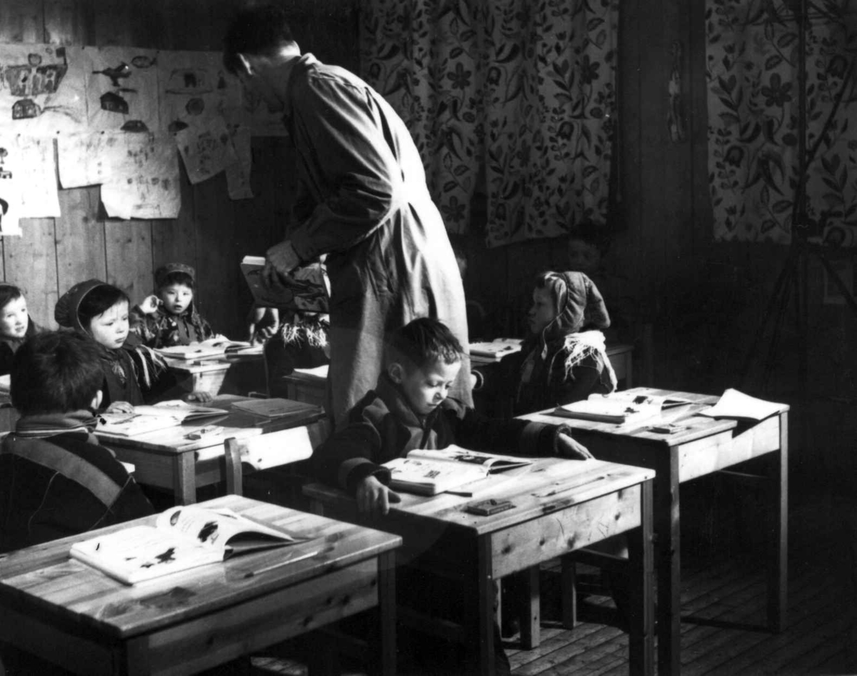 Virginia Raymond Davidson, Elever og lærer i klasserom ved Karasjok folkeskole. 1958.