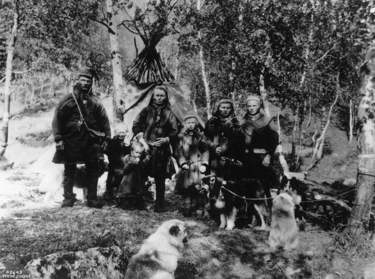 Anders Beer Wilse, Samer, muligens fra Kautokeino, utenfor et telt . Antagelig Finnmark 1935.