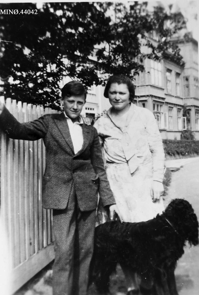 Rachel Haarseth, Personer, klær, hund.