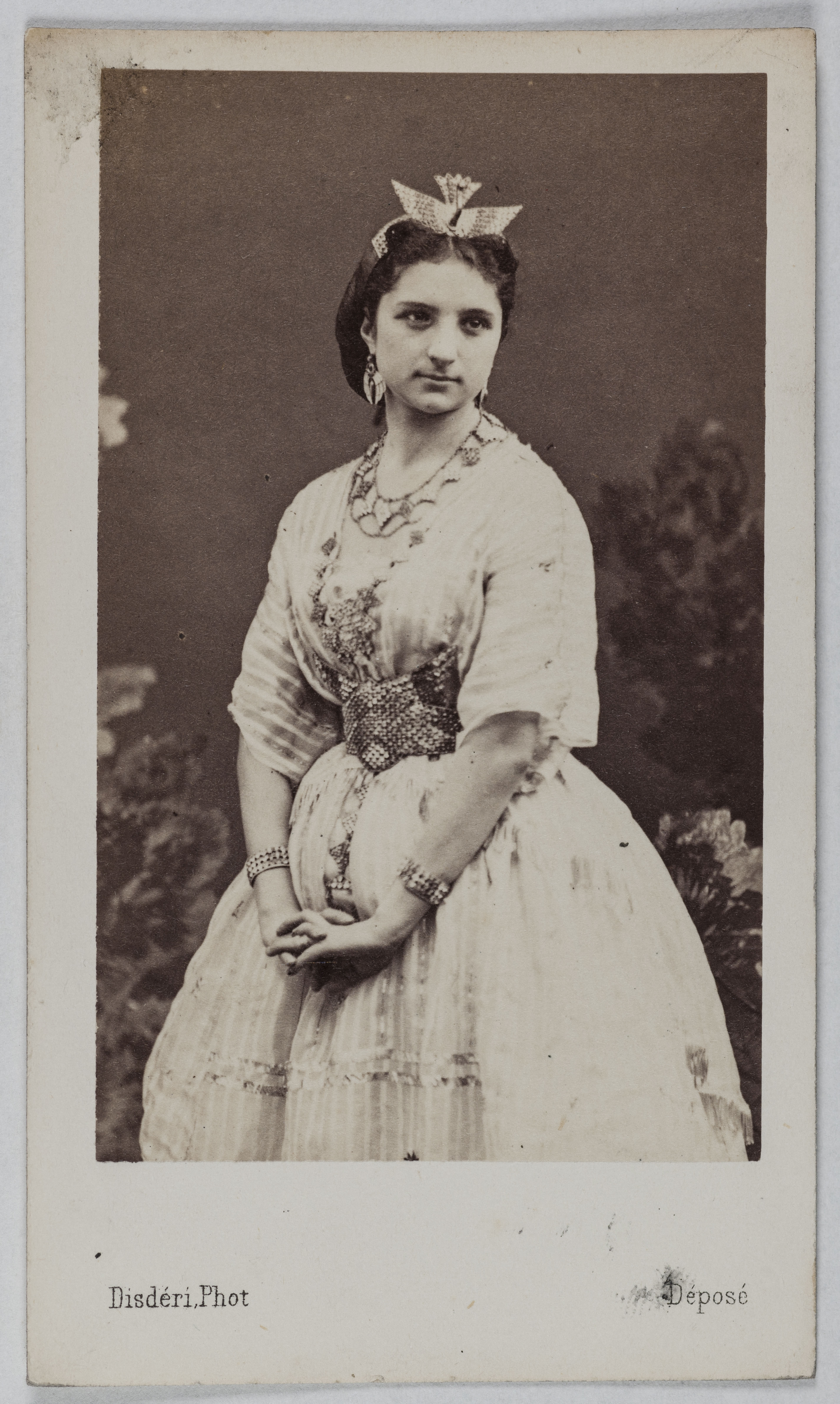 André-Adolphe-Eugène Disdéri, Portrait de Laura Fonta (danseuse à l'Opéra)