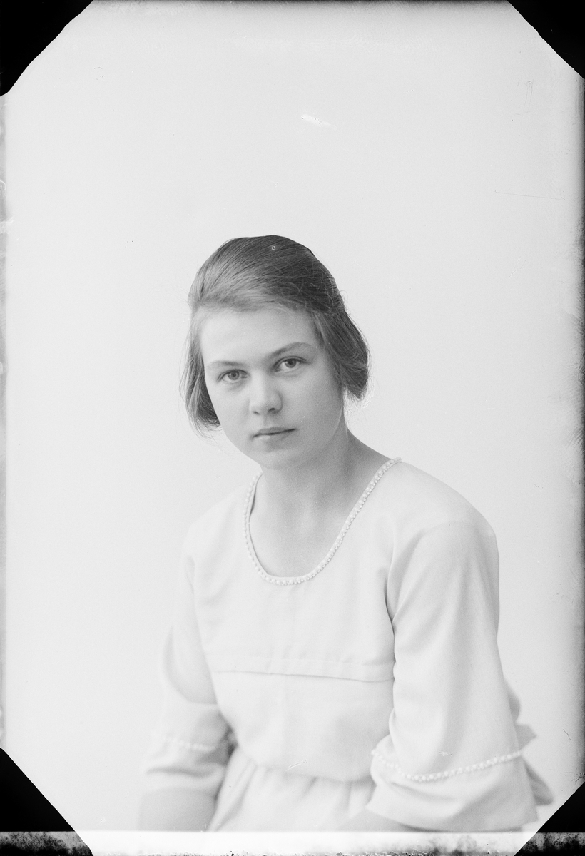 Skötsner-Edhlund, Ateljéporträtt - Sigrid Eriksson från Johannisfors, Forsmark socken, Uppland 1922