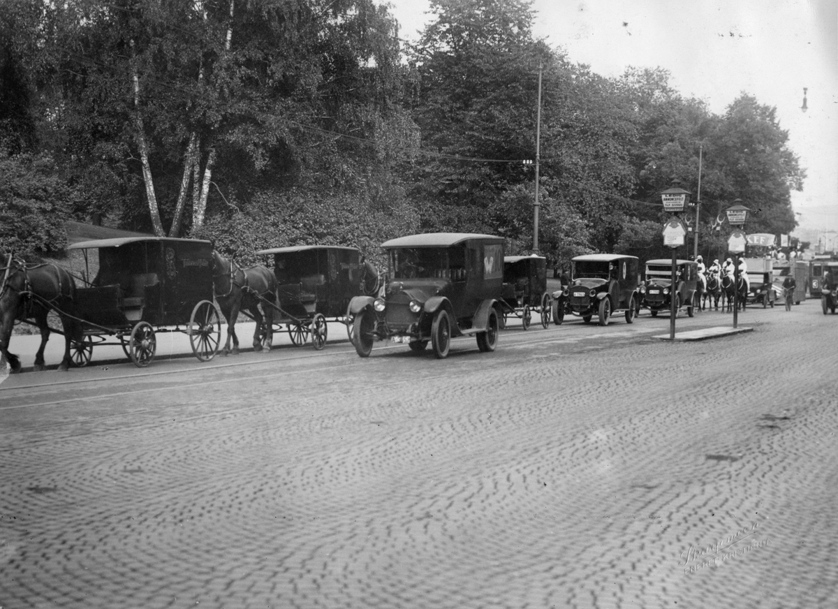 Narve Skarpmoen, Biler, hester og vogner i et reklameopptog høsten 1926 med flere utkledde menn. Reklame for Kef og Sultan sigaretter.