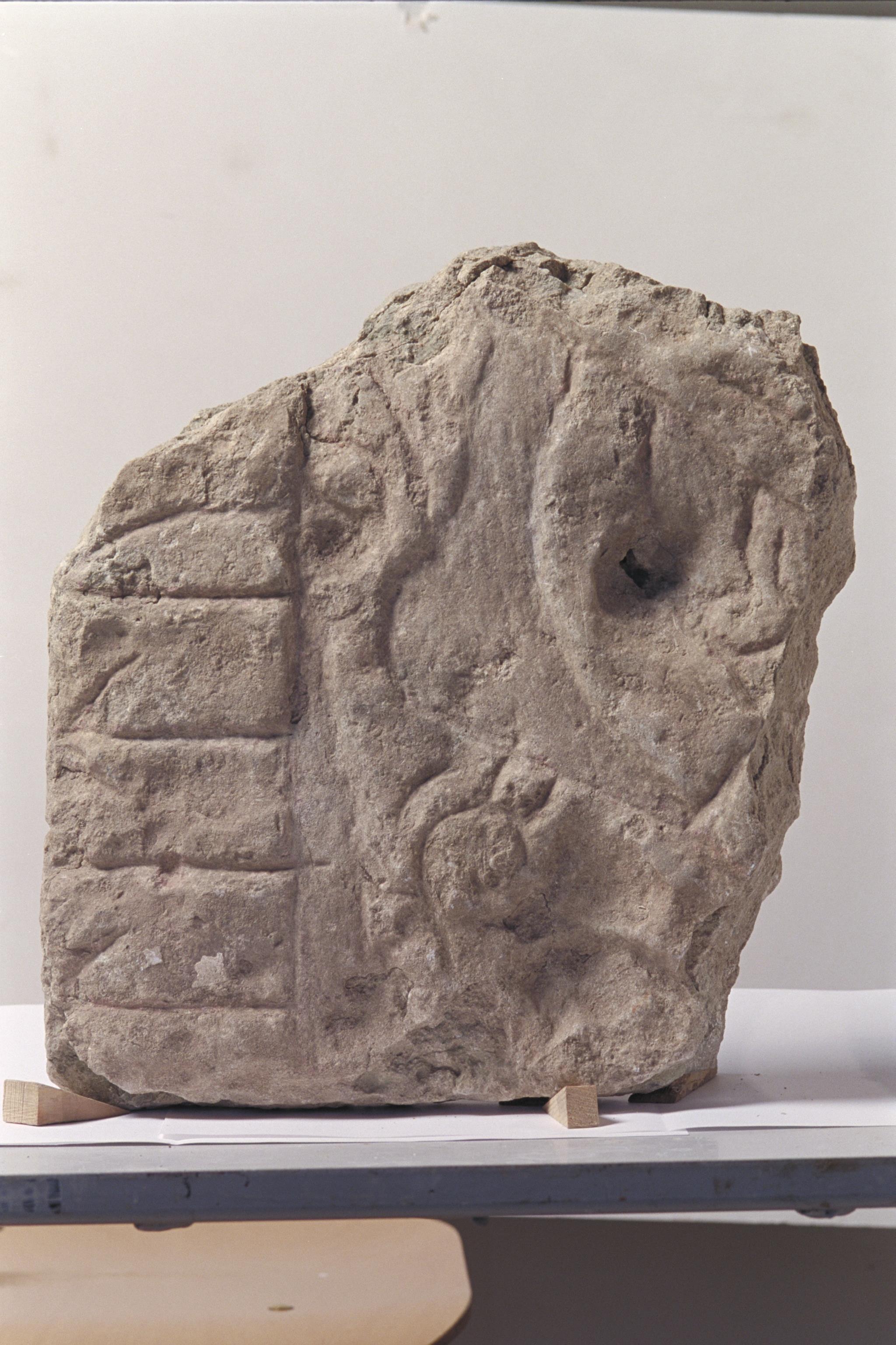 Bengt A Lundberg, ÖgNf2000 Klosterstad fragment med runor