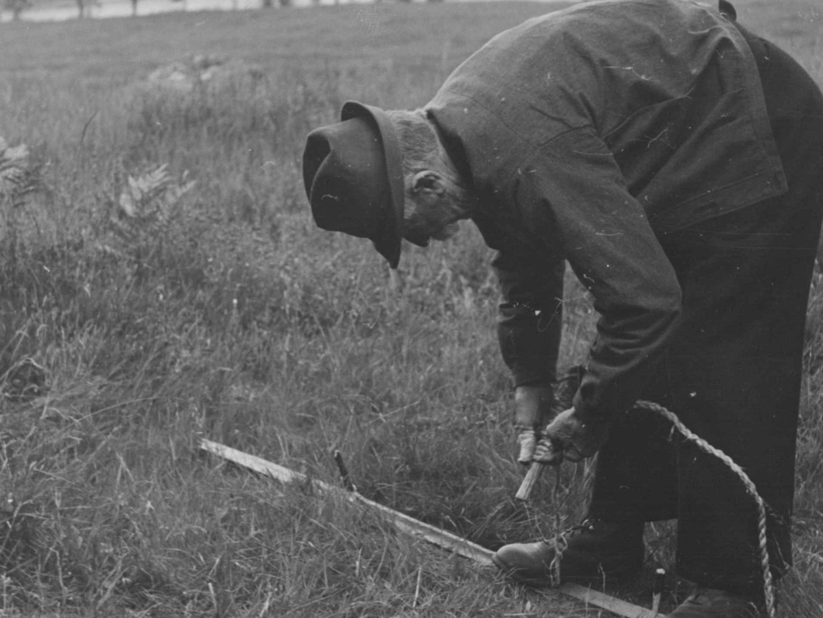 Anna Grostøl, Gunder Tarjeisen Torsland lager bastetau. Åseral 1943.