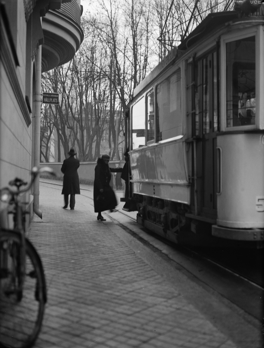 Paul Sandberg, Spårvagn utanför Rappska huset, Sysslomansgatan, Uppsala 1934