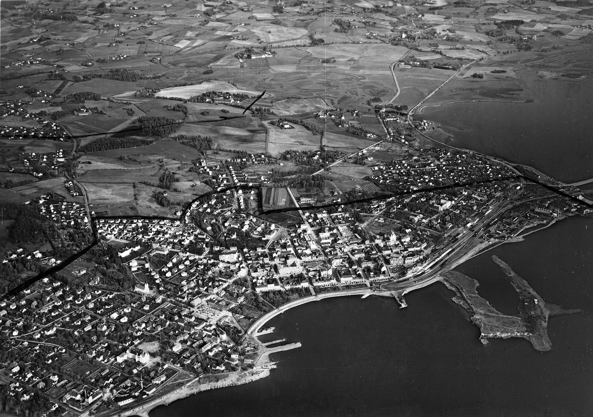 Widerøes Flyveselskap A/S, FLYFOTO HAMAR SENTRUM, STOR OVERSIKT