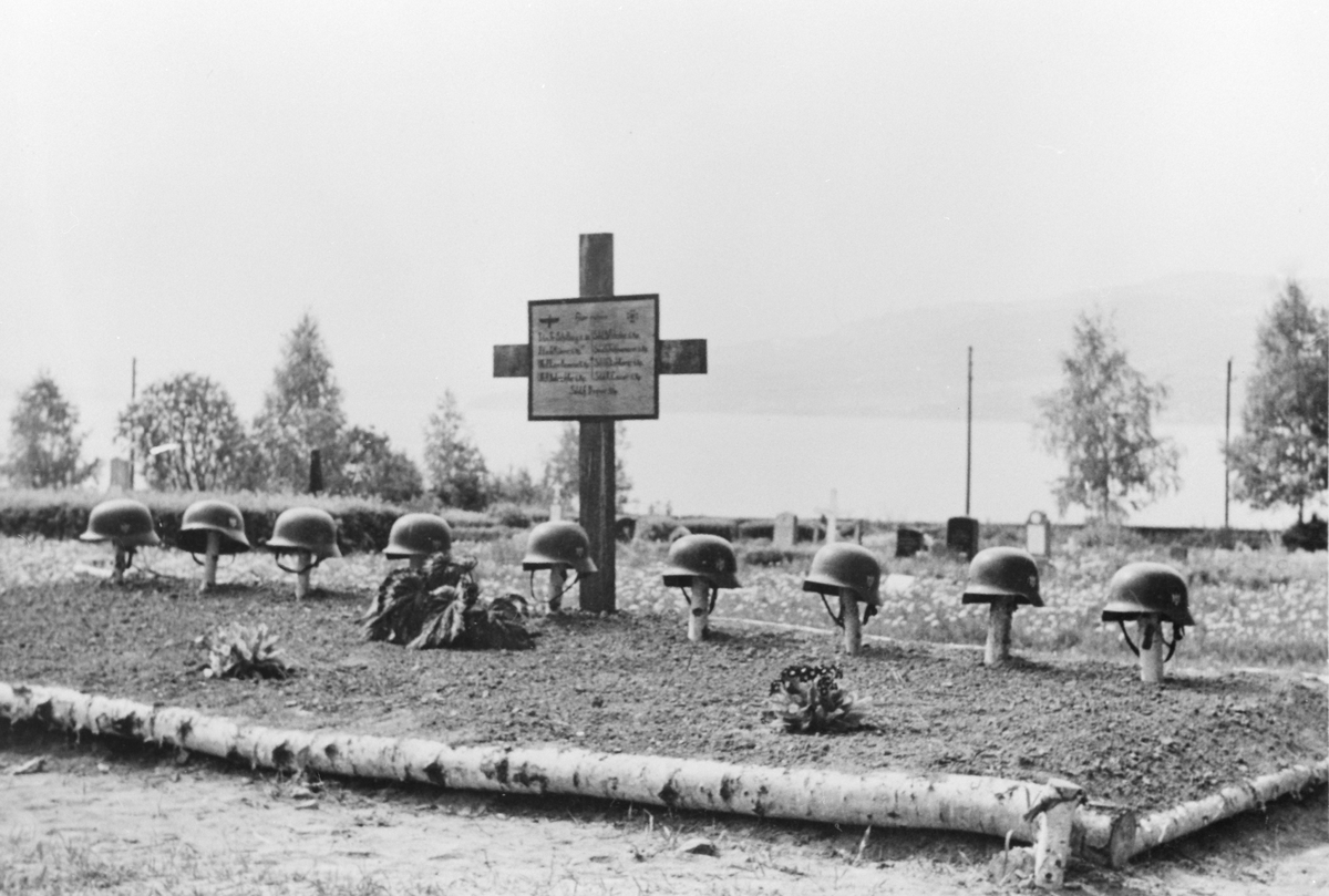 Anno Domkirkeodden, Gravsteder for falne tyske soldater under kampene i Ringsaker, aprildagene 1940. Ringsaker kirkegård, hjelmer og kors.