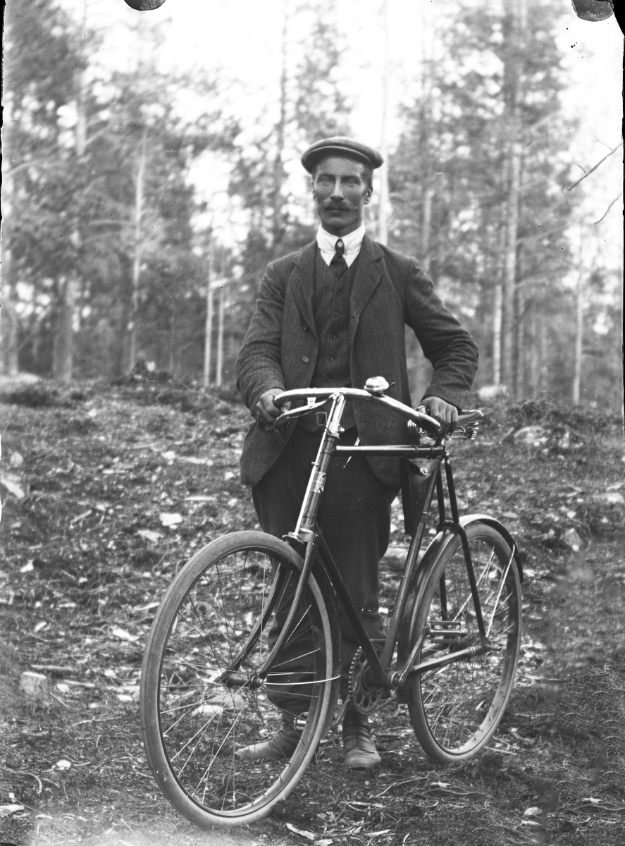 Oscar Holte, Mann med sykkel i naturen