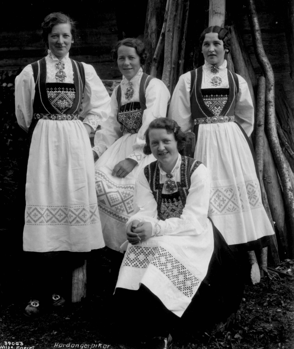Anders Beer Wilse, Kvinnedrakt, Kvinne- barnedrakt, Hordaland