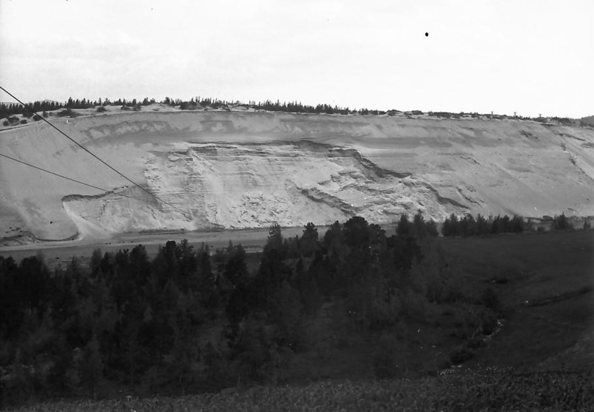 Per K. Lien, Sandegg med ras, topografi.