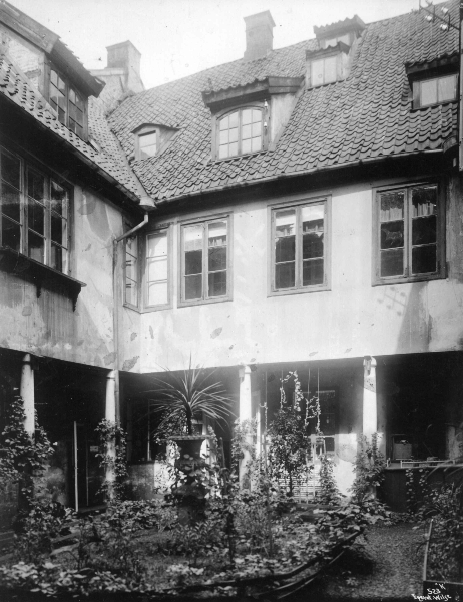 Anders Beer Wilse, Collettgården, Kirkegata 15, Oslo. Fra gårdsrommet med hagen. Colletgården er nå på Norsk Folkemuseum.